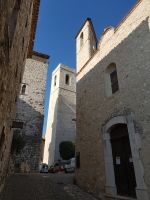 Kapelle der Weißen Büßer und die Kirche, links das Rathaus