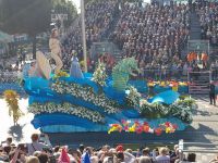 Erster Wagen des Blumenkorsos