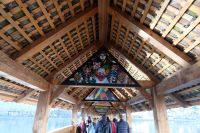 Faschingsdeko auf der Kapellbrücke