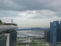 Hafen von Singapur mit Wolkenkratzer im Finanzviertel