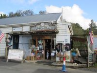 ein amerikanischer Krims- Krams- Laden in Puhoi