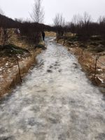 Vereister Weg bei den Hraun Wasserfällen