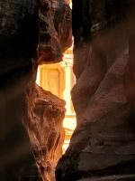 Wie ein Wunder lugt am Ende des Siqs das Schatzhaus hervor