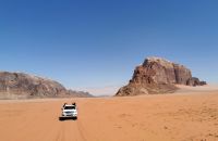 Wir schaukeln im Jeep durch das Wadi Rum