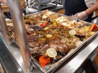 Zum Mittagessen gegrillten Fisch