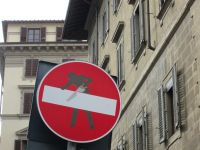 Straßenschilder in Florenz, gestaltet von Clet Abraham
