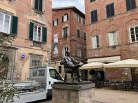 3. Reisetag – Stadtführung in Lucca – Puccini-Denkmal vor dem Museum