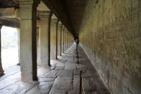 Galerien mit Steinreliefs umrunden Angkor Wat