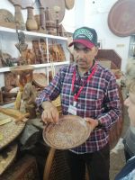 Said erklärt uns die Intarsien-Arbeit der Holzkünstler von Essaouira