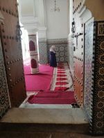 eine gläubige Frau beim Gebet in einer Moschee, Medina von Fes