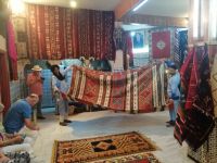 Mitarbeiter präsentieren uns die Teppiche