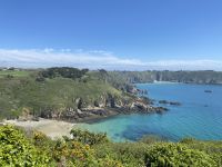 Aussicht vom Küstenpfad auf Guernsey