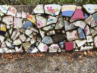 Little Chapel - verziert mit Fliesen und Porzellan