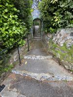 Little Chapel - verziert mit Fliesen und Porzellan