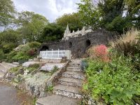 Little Chapel - verziert mit Fliesen und Porzellan