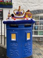 Briefkasten mit gestrickten Kronen in Vorbereitung auf die Krönung