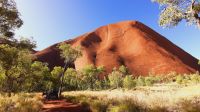 Rundreise Australien - Spaziergang am Uluru im Outback