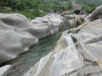 das Wasser der Verzasca formt den Granit