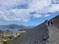 4. Reisetag – Tagesausflug zur Insel Vulcano – Kraterwanderung – Im Hintergrund Lipari