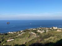 6. Tag – Wanderung zur Vulkanbeobachtung auf Stromboli – Blick zum Ort und zur Felseninsel Strombolicchio