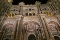 Westfassade der Kathedrale in Malaga am Abend