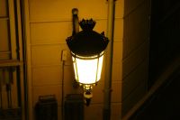 Laterne vor dem Fenster