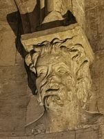 Kopf an einer Säule des Castell del Monte 