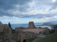 Taormina - Teatro Greco und Blick auf die Bucht von Taormina.JPG