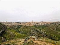 Wir laufen durch die Gravinaschlucht und im Hintergrund ist Matera