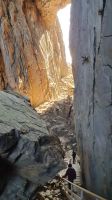 Abstieg im Loch des Torghatten