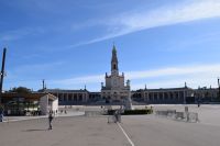 Blick über den riesigen Platz zur Wallfahrtskirche Fatima