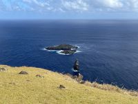 Orongo Stätte - Blick auf die Inseln Kau Kau (Vogelmannkult-Felsen)