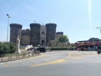 Castel Nuovo - massive Festungsanlage der Stadt Neapel