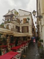 das Treibern in den Gassen von Sorrent beim Regen