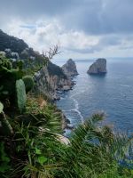 Insel Capri - Ausblick vom Augustusgarten auf die Faraglioni-Felsen...