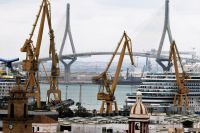 tanzende Kräne vor Kulisse