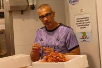 Krabben pulen für die Kunden