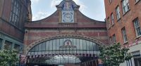 20230518 144918 der Eingang zum  historischen Bahnhof mit Shops und Restaurants