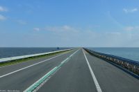 Markerdamm - trennt IJsselmeer (links) vom Markermeer (rechts) (28 km lang) - beides Süßwasser