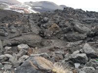 Lava und Krater im Hintergrund