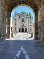 Geburtskirche der Teresa von Ávila durch das Stadttor gesehen 