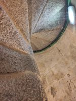 Der Turm ist aus Sandstein (Villamayor), die Treppenstufen aus Granit