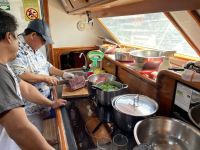Mittagessen auf dem Boot vor North Seymour Island