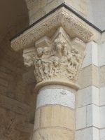 Radreise an die Loire im mai 2023 - Kapitell am Nartex der Abteikirche 