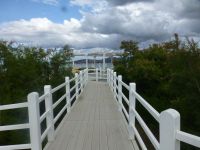 Ein bequemer Steg mit Strandkiosk führt dorthin.