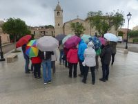 Gruppenbild mit Schirm