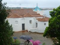 Die Kirche Stella Maris wirkt ein bisschen mallorquinisch, ein bisschen griechisch …