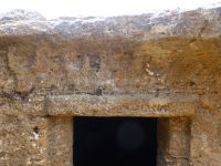 Der Türsturz in der Nekropole Anghelo Ruju zeigt Stierköpfe, links noch gut zu erkennen. 