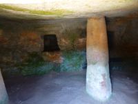 Aus dem Kalkstein wurden die Grabhöhlen herausgearbeitet. 