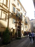 Das warme Licht des späten Nachmittags vergoldet die Stadt. 